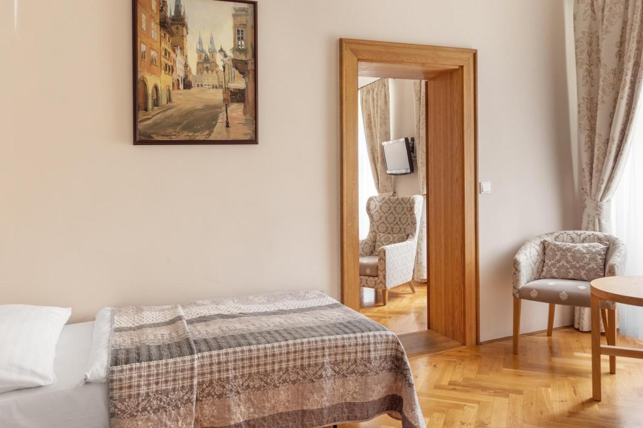 Hotel At The Golden Scissors Praga Exterior foto