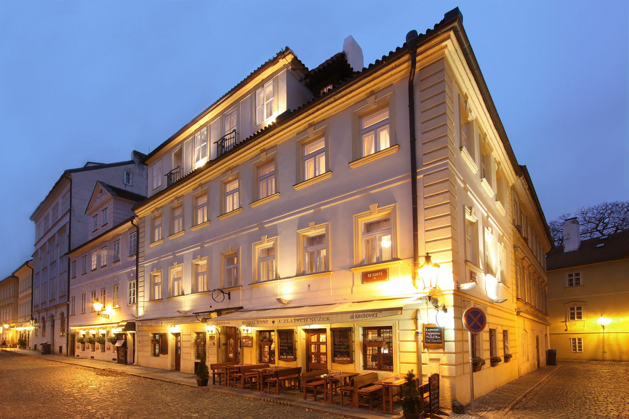 Hotel At The Golden Scissors Praga Exterior foto