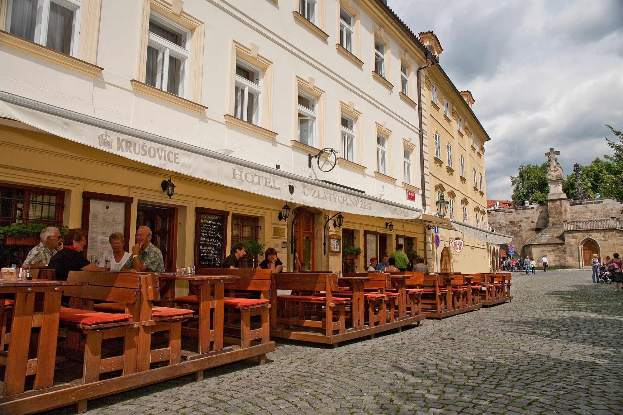 Hotel At The Golden Scissors Praga Exterior foto